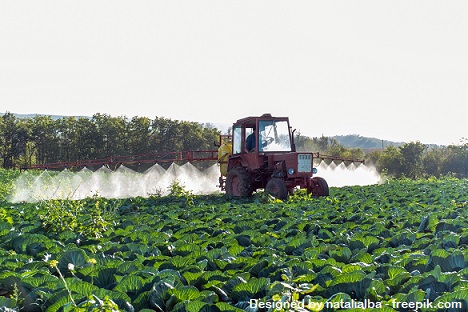 Traktor sprüht Pflanzenschutzmittel auf Acker